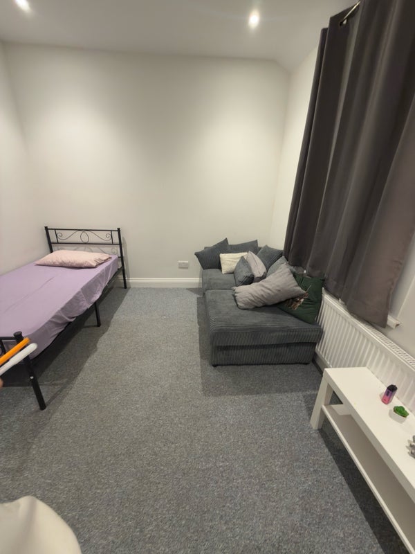 Room Lansdowne Road in Greater London