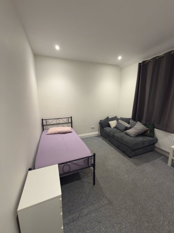 Room Lansdowne Road in Greater London