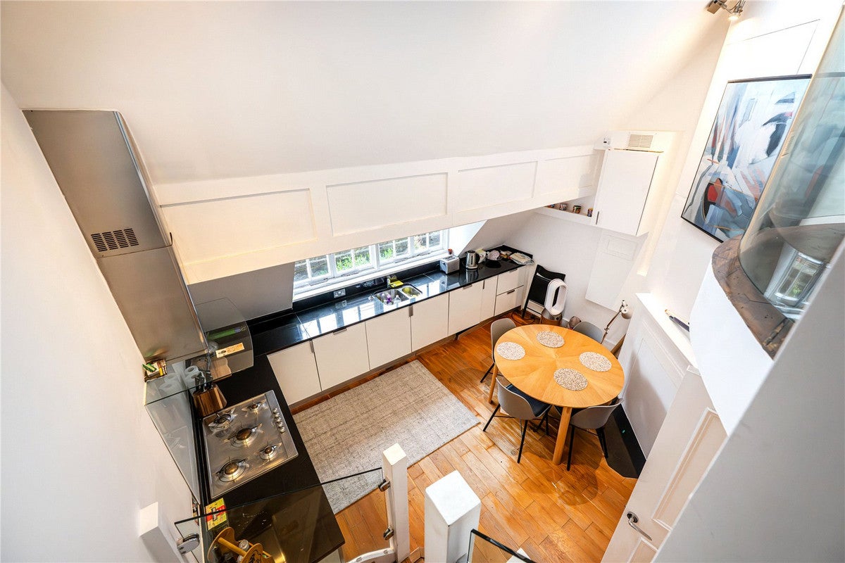Flat Monmouth Street in Greater London
