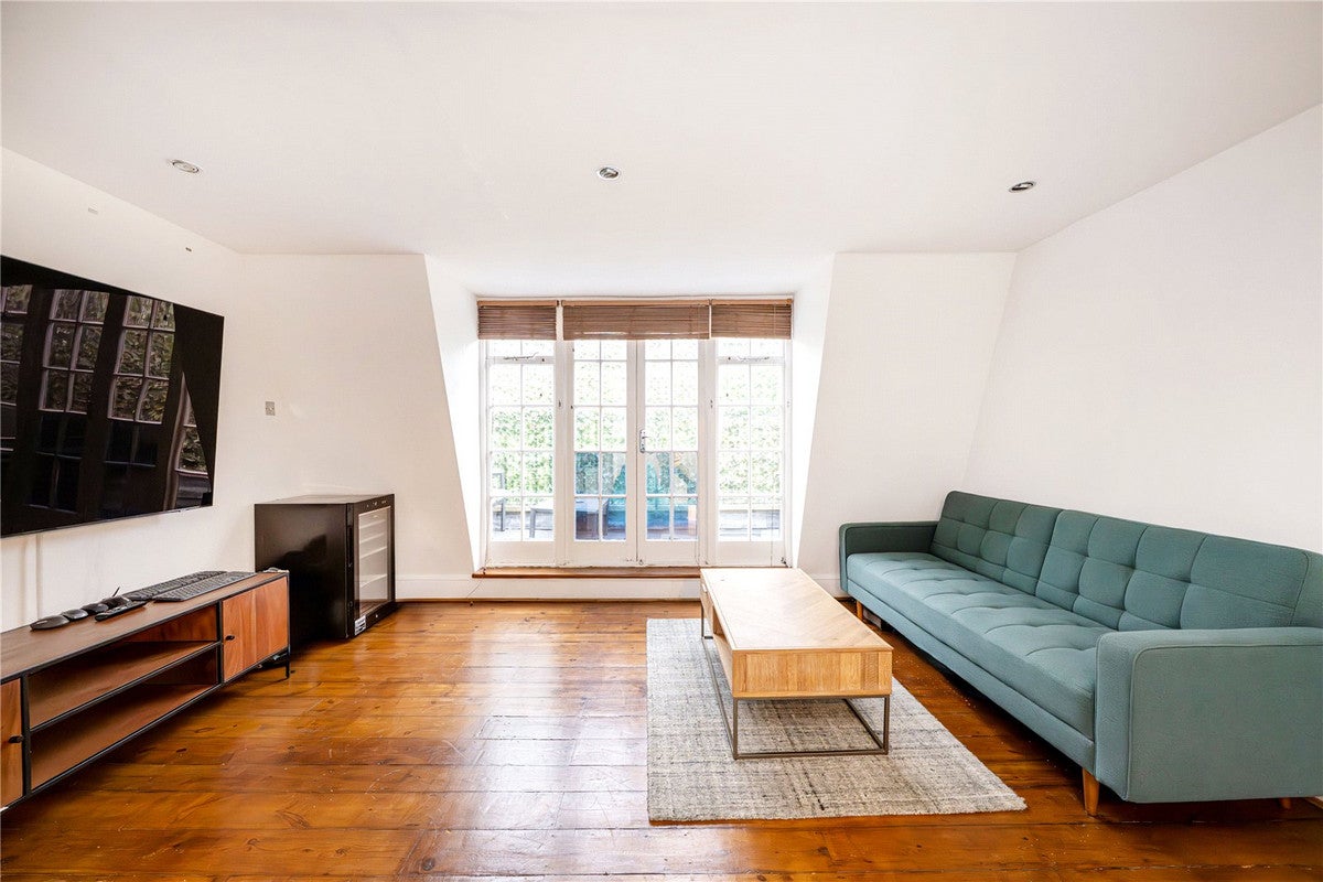 Flat Monmouth Street in Greater London