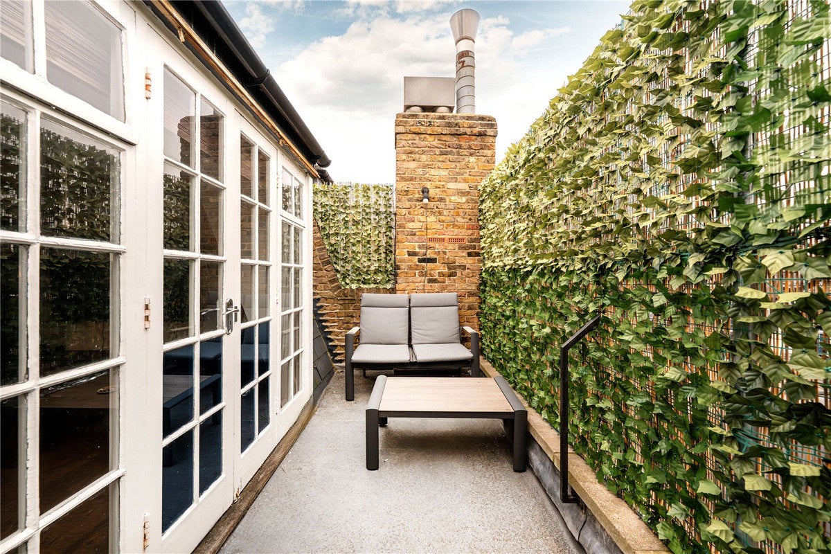 Flat Monmouth Street in Greater London