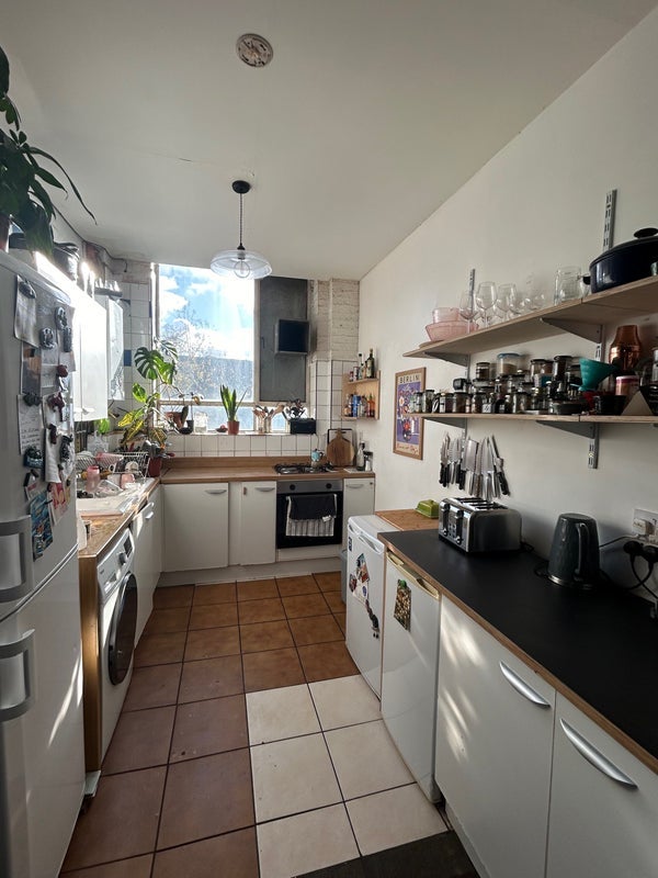 Room Markfield Road in Greater London