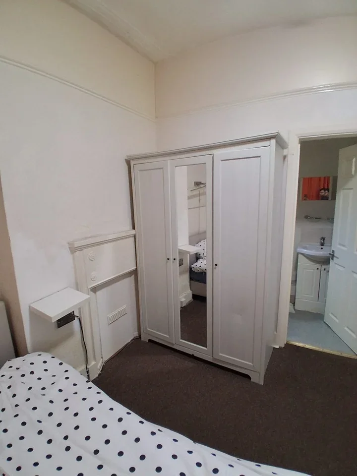 Flat Waldenshaw Road in Greater London