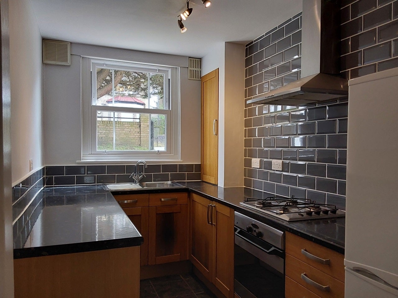 Flat Outram Road in Greater London