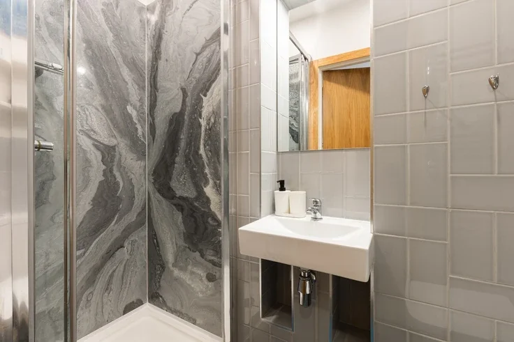 Room Calderwood Street in Greater London
