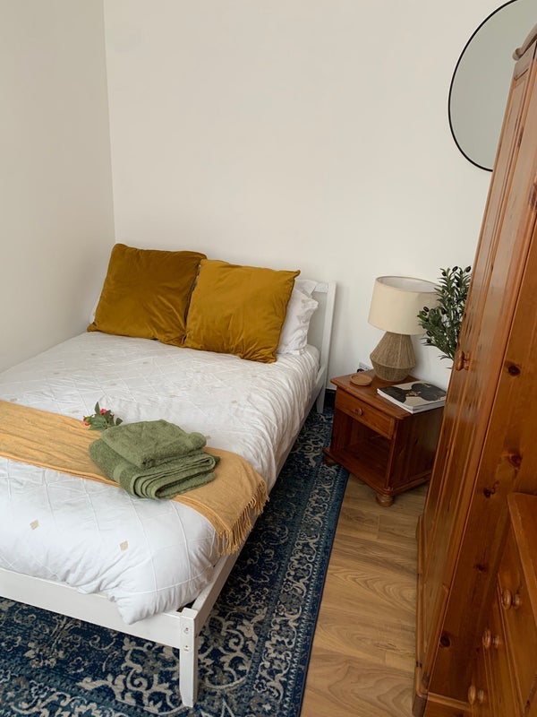 Room Shiregreen Lane in Sheffield