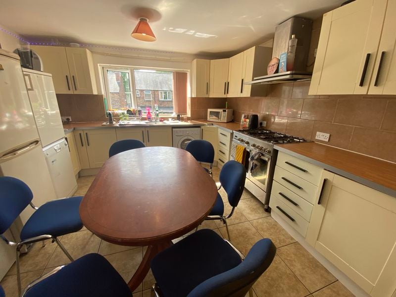 Room Harlaxton Drive in Nottingham