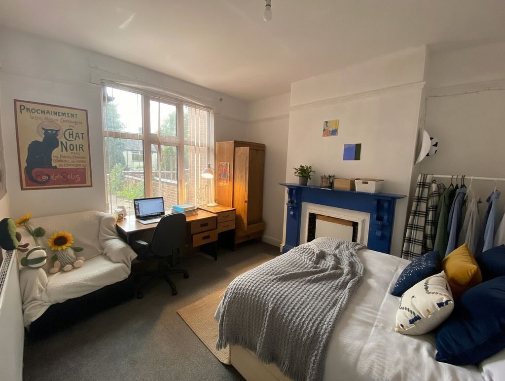 Room Harlaxton Drive in Nottingham