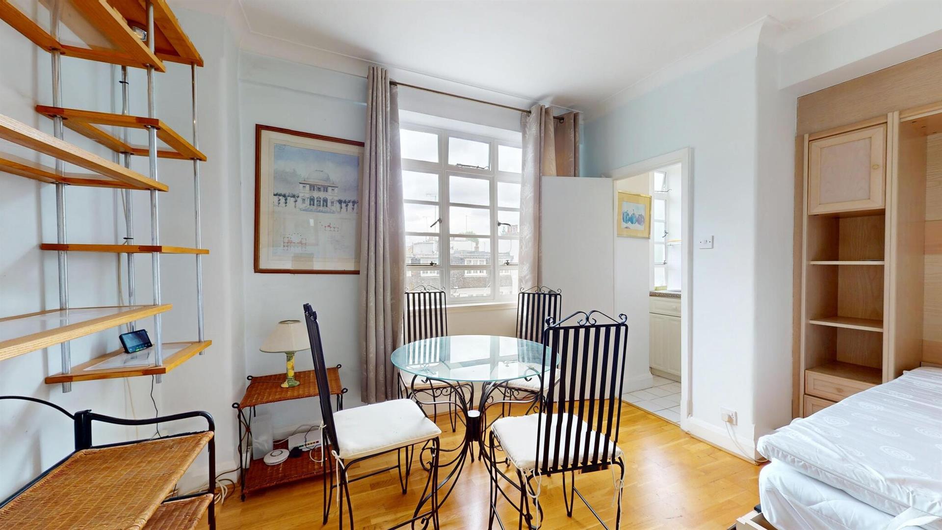 Flat Sloane Avenue in Greater London