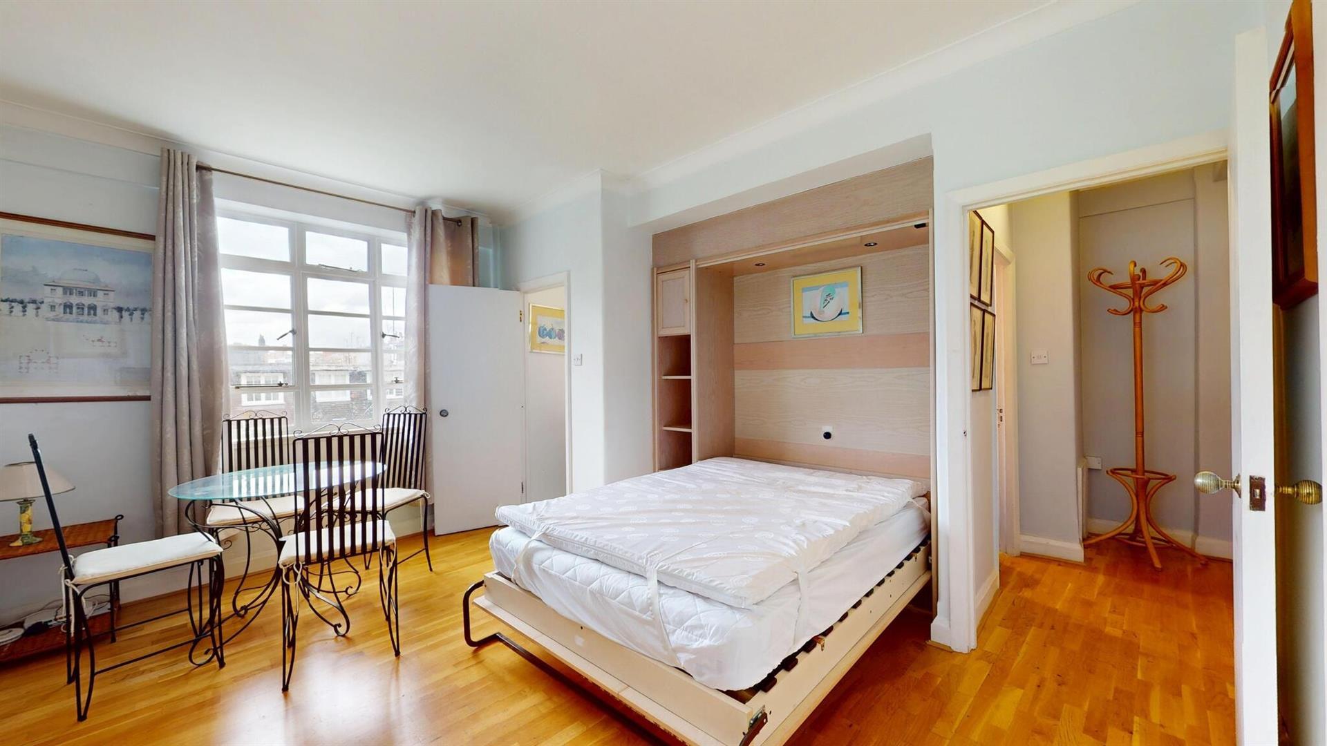 Flat Sloane Avenue in Greater London