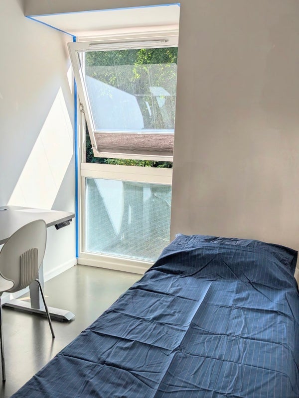 Room Farquhar Road in Greater London