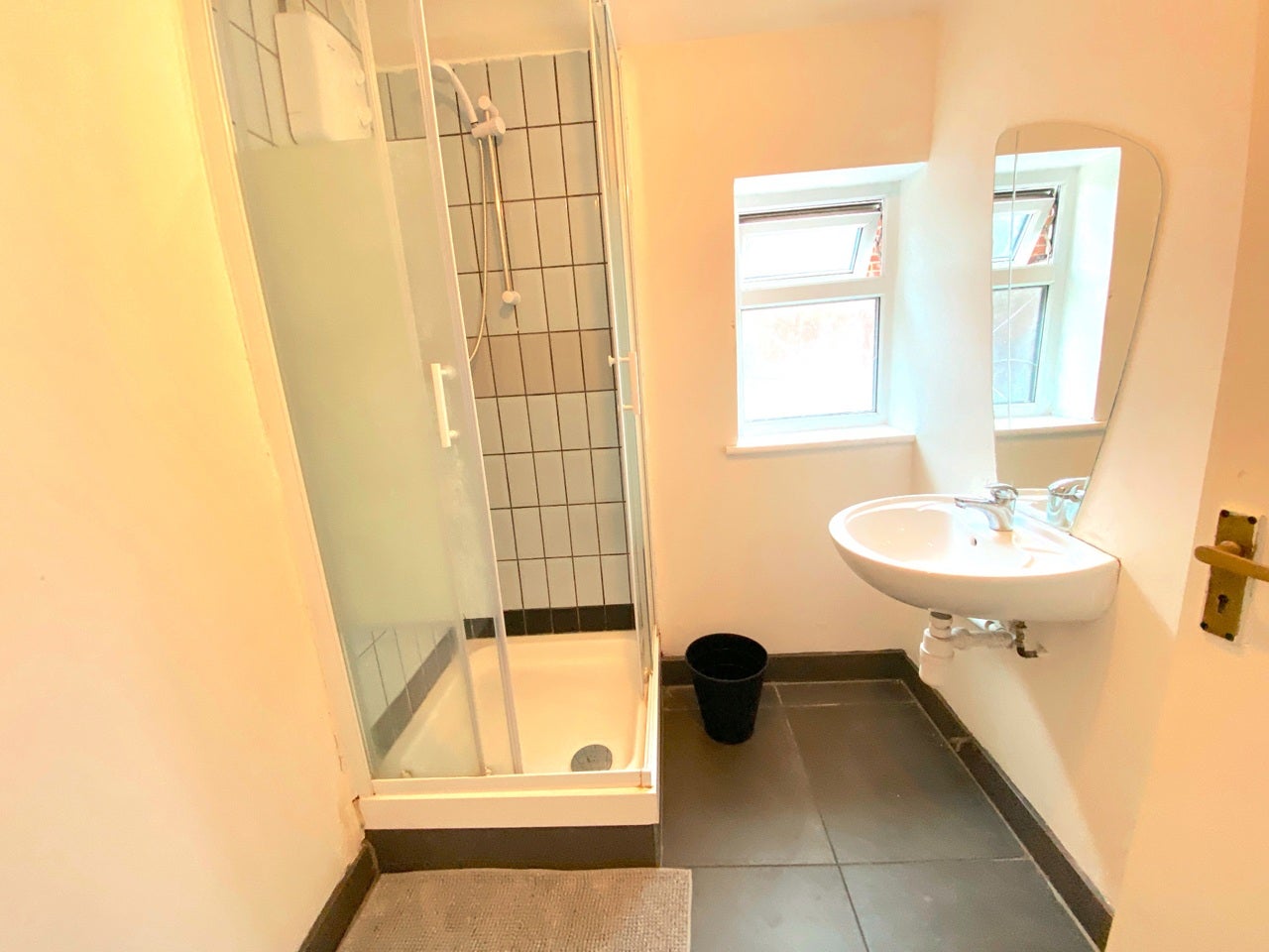 Room Walm Lane in Greater London