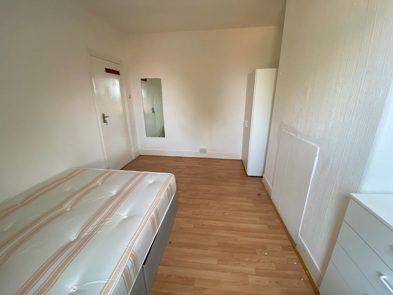 Room Walm Lane in Greater London