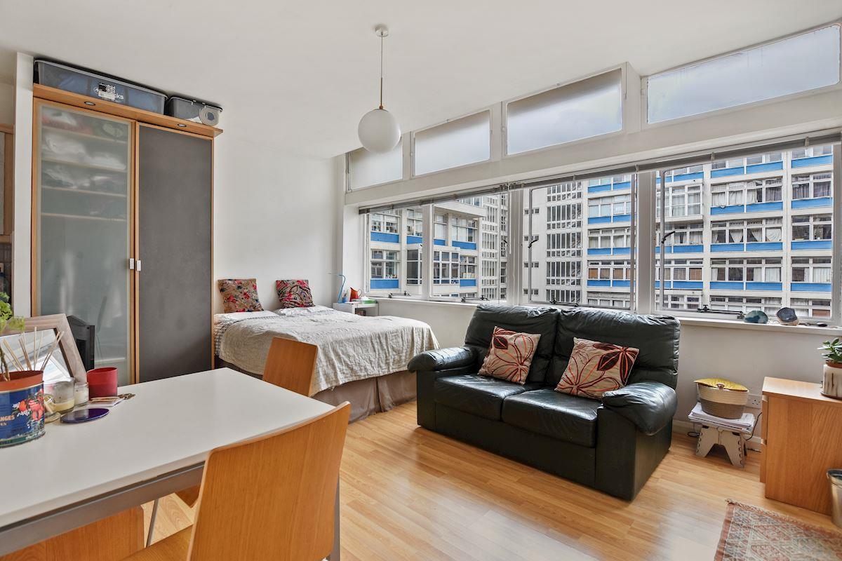 Flat Newington Causeway in Greater London