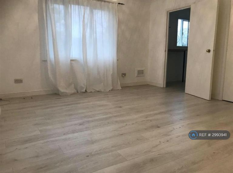 Flat Fairbairn Close in Greater London