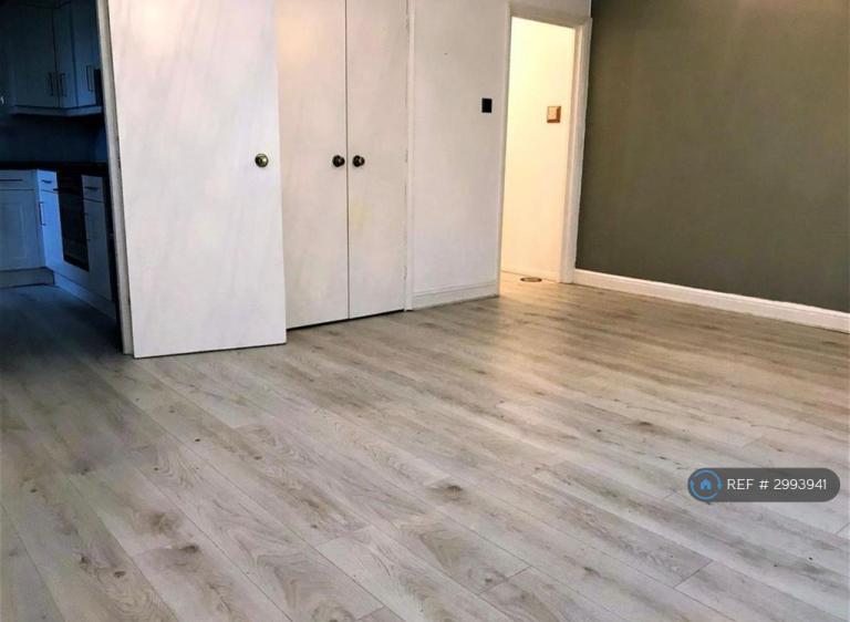 Flat Fairbairn Close in Greater London