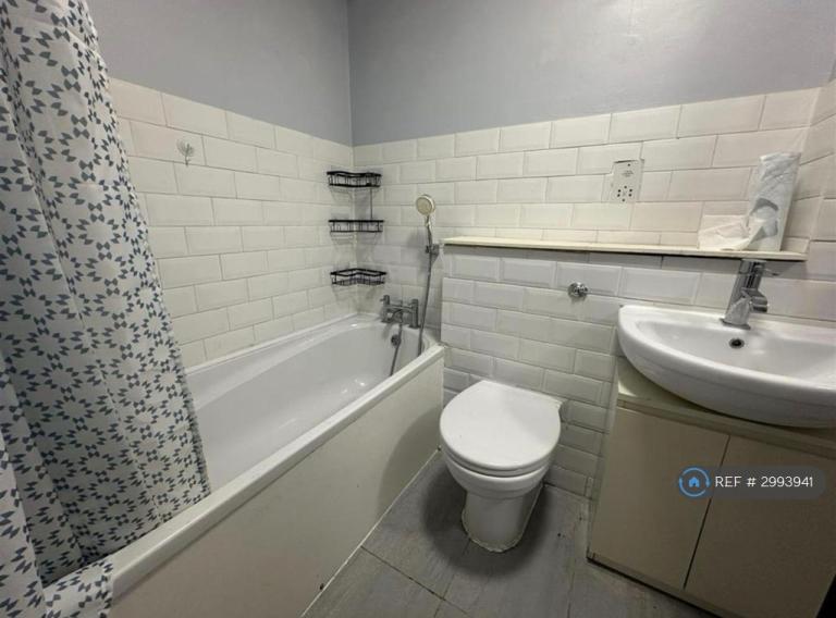 Flat Fairbairn Close in Greater London
