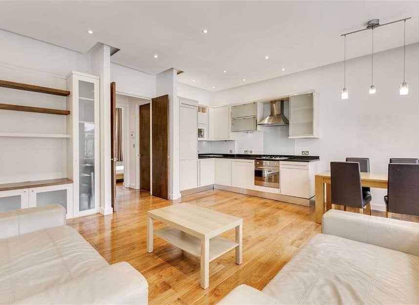 Flat Cathcart Road in Greater London