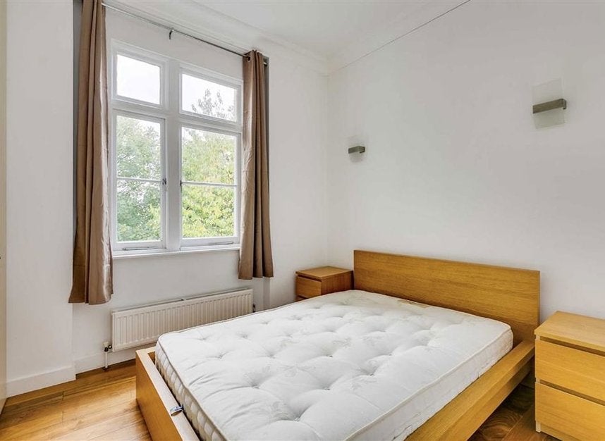 Flat Cathcart Road in Greater London