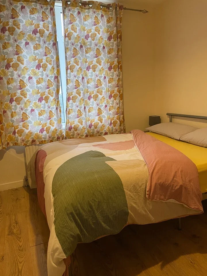 Room Sisley Road in Greater London