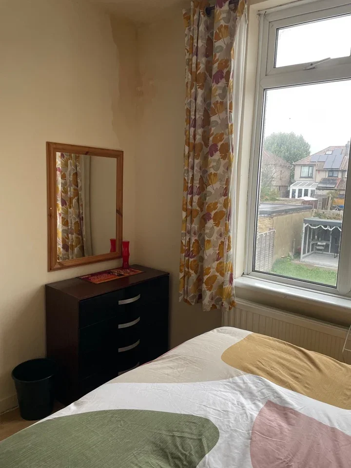 Room Sisley Road in Greater London