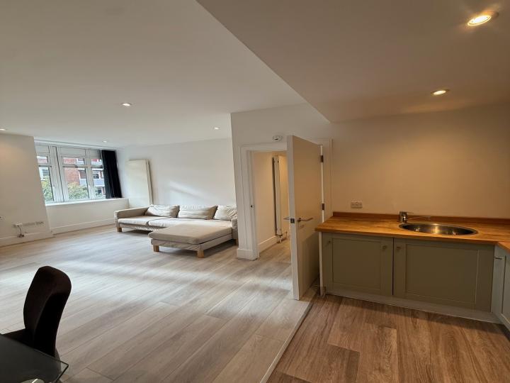 Flat Henriques Street in Greater London