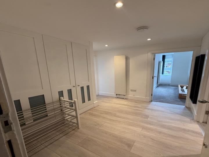 Flat Henriques Street in Greater London