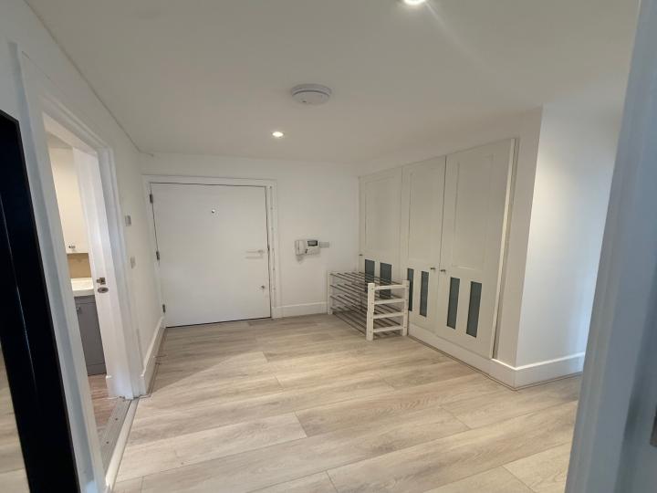 Flat Henriques Street in Greater London