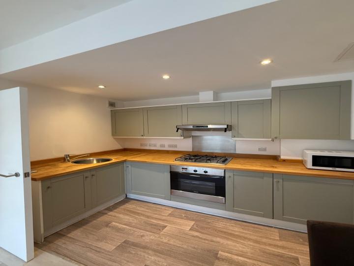Flat Henriques Street in Greater London