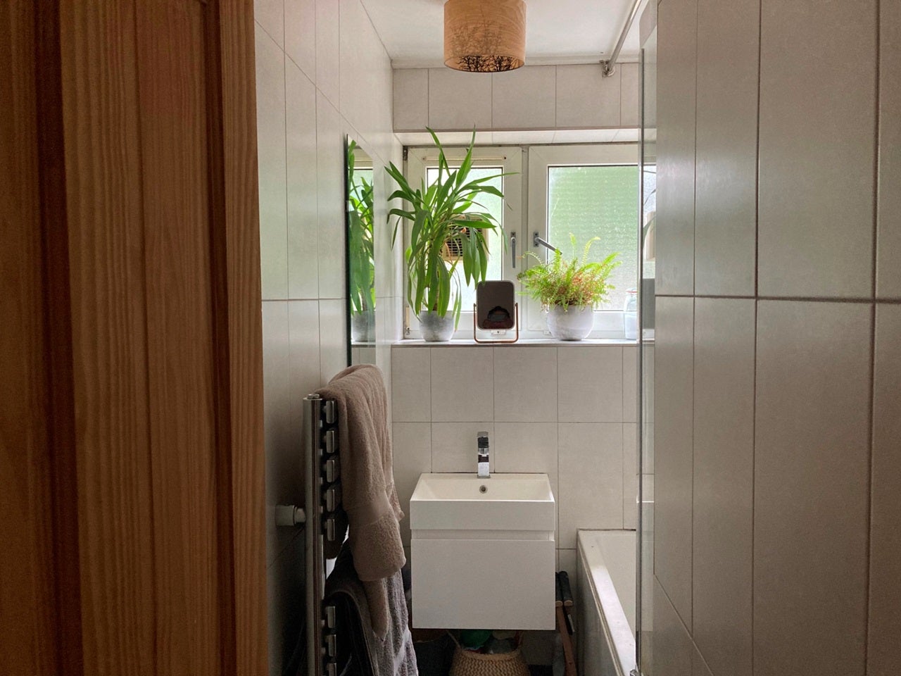 Room Pownall Road in Greater London