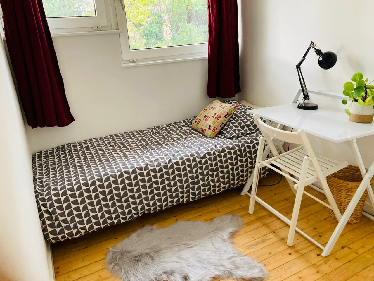 Room Pownall Road in Greater London