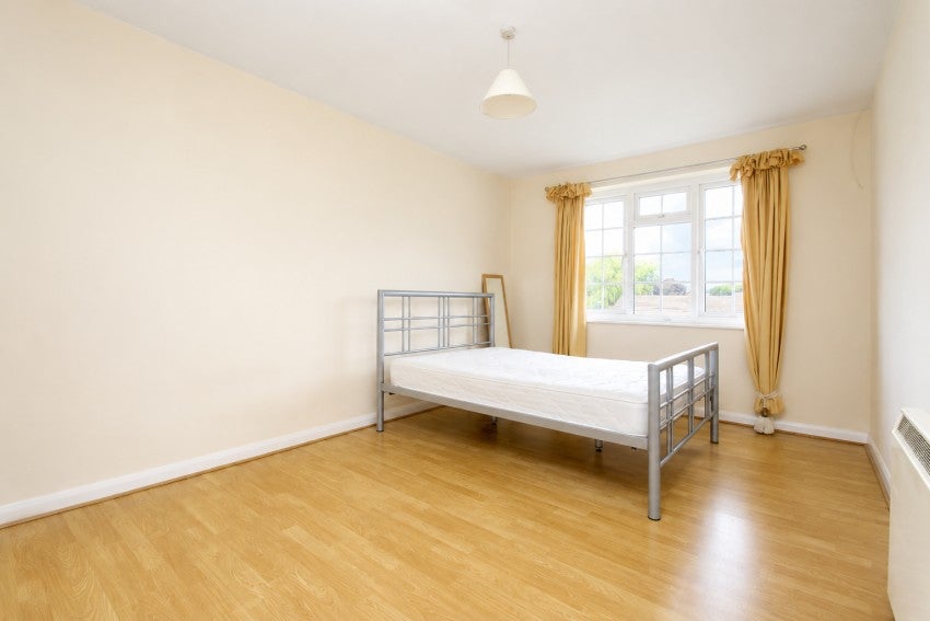 Flat Kingfisher Drive in Borough of Spelthorne