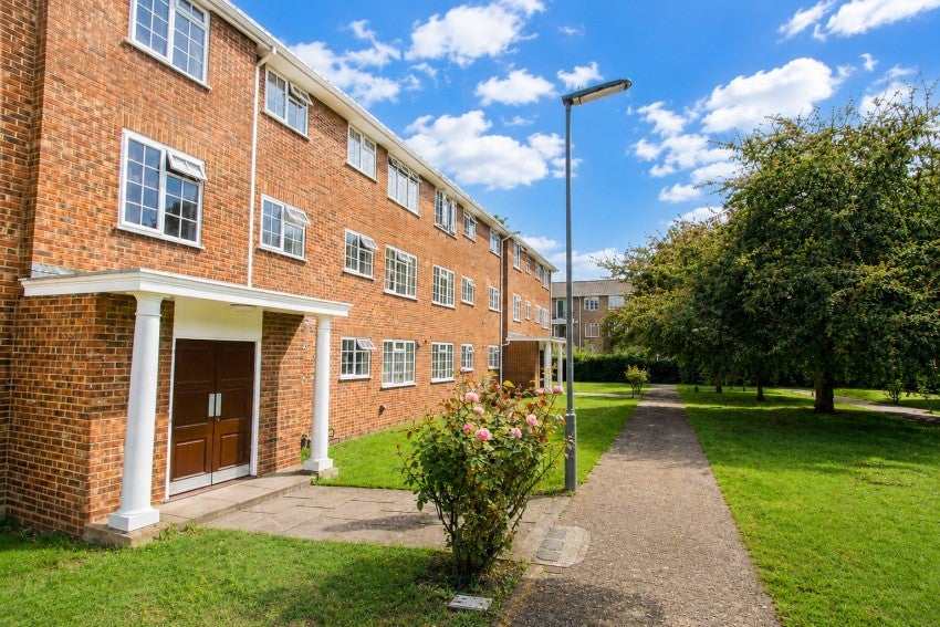 Flat Kingfisher Drive in Borough of Spelthorne