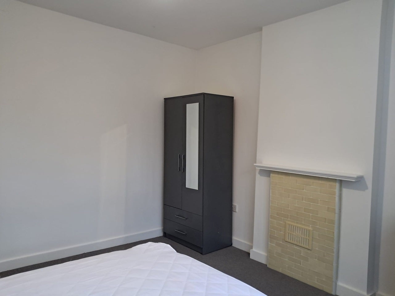 Room Abercairn Road in Greater London