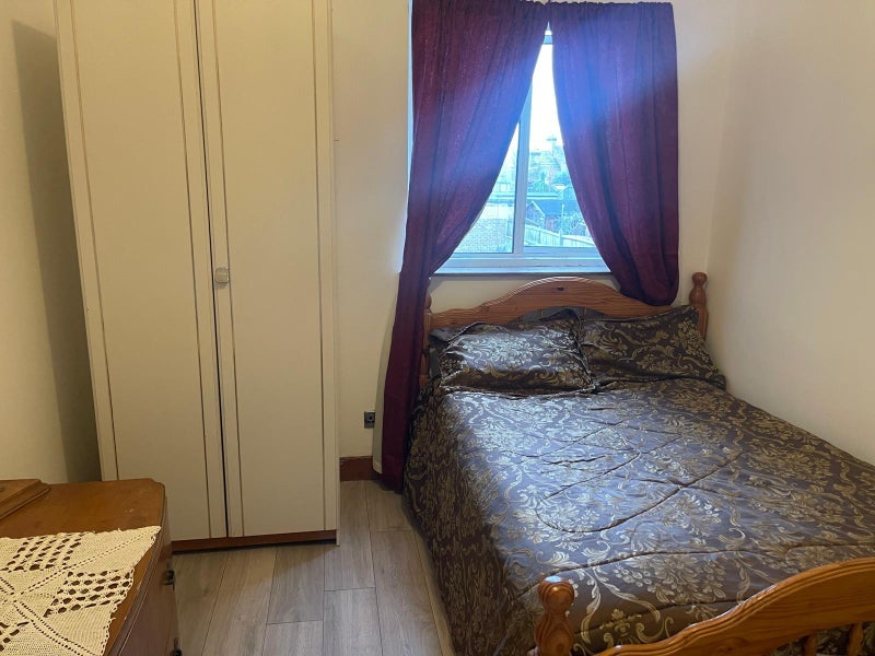 Room Plumstead High Street in Greater London