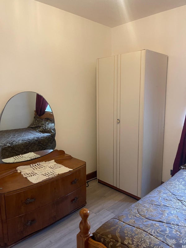 Room Plumstead High Street in Greater London