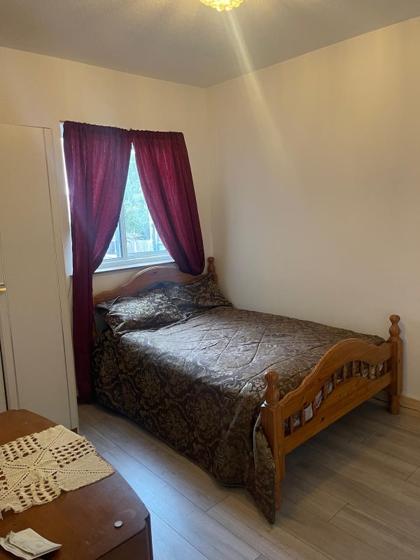 Room Plumstead High Street in Greater London