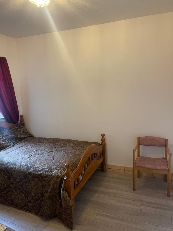 Room Plumstead High Street in Greater London