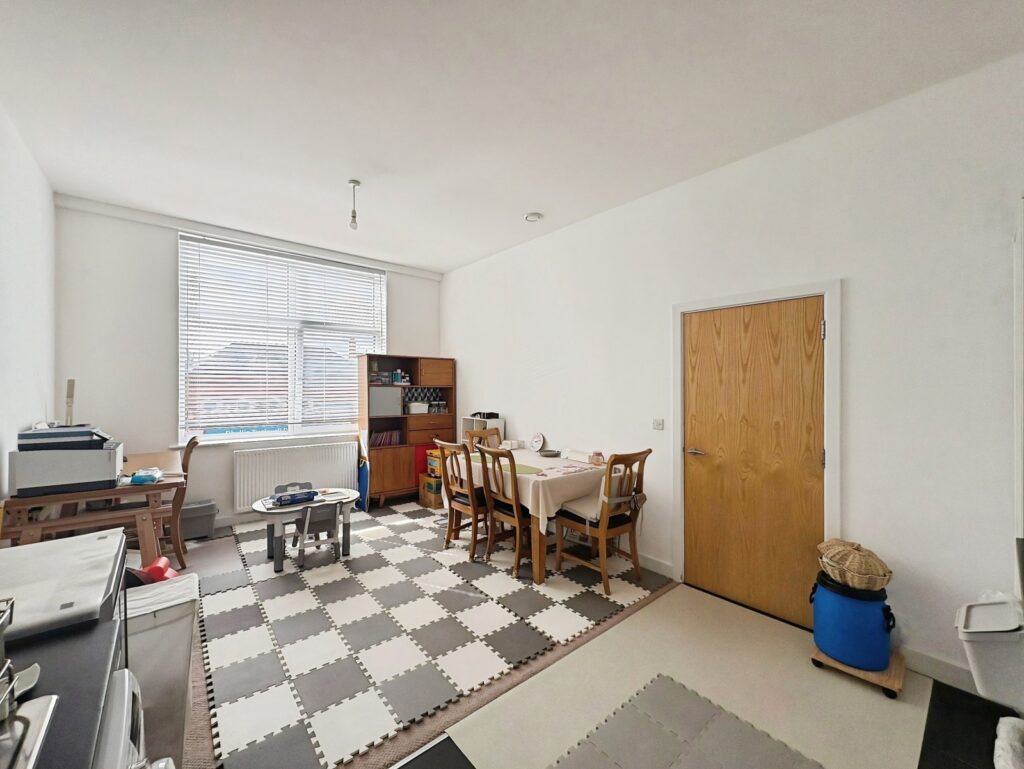 Flat Stanhope Road in Surrey Heath
