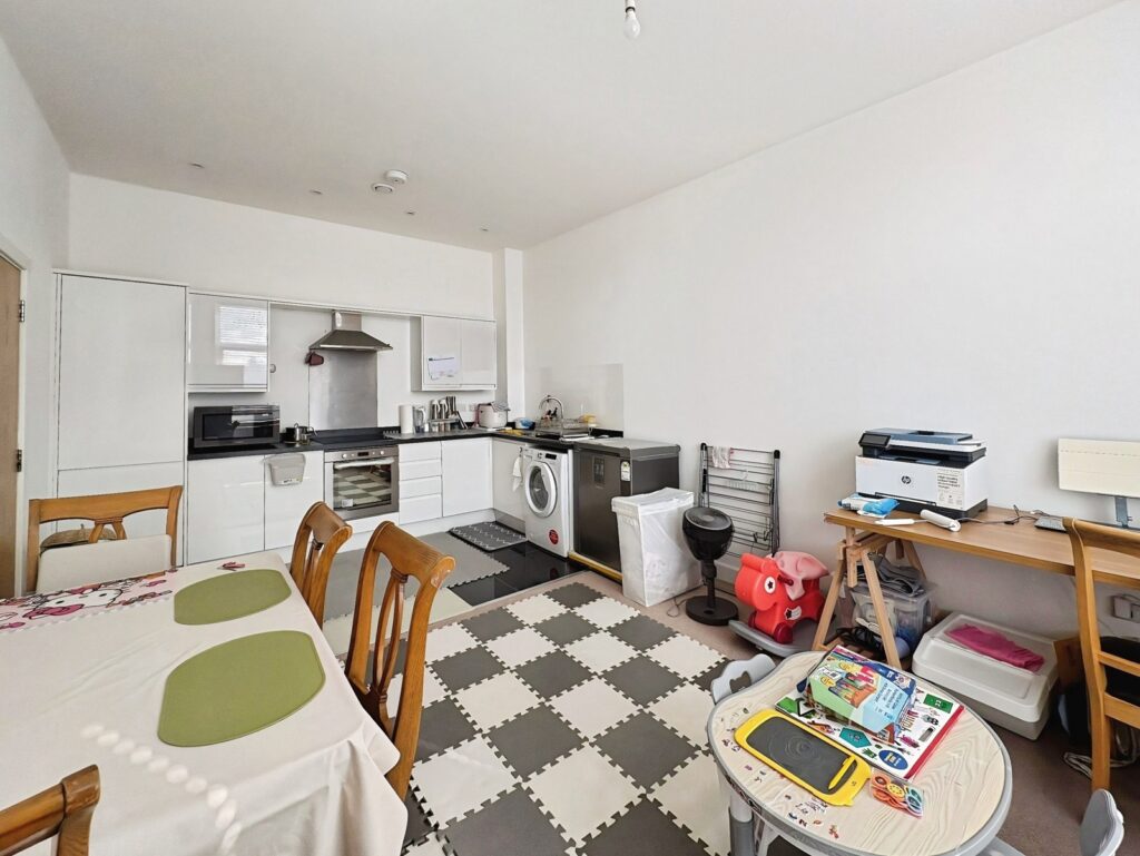 Flat Stanhope Road in Surrey Heath