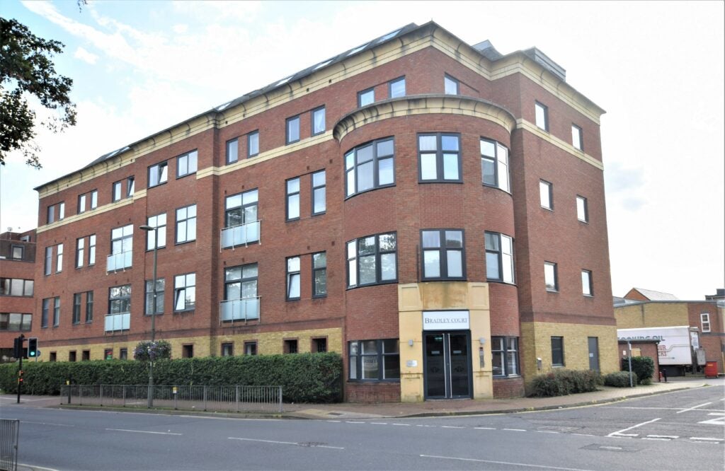 Flat Stanhope Road in Surrey Heath