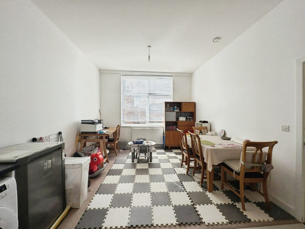 Flat Stanhope Road in Surrey Heath