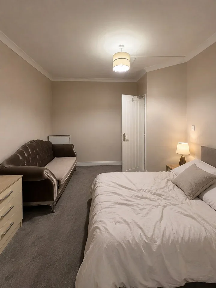 Room Mortlake Road in Greater London