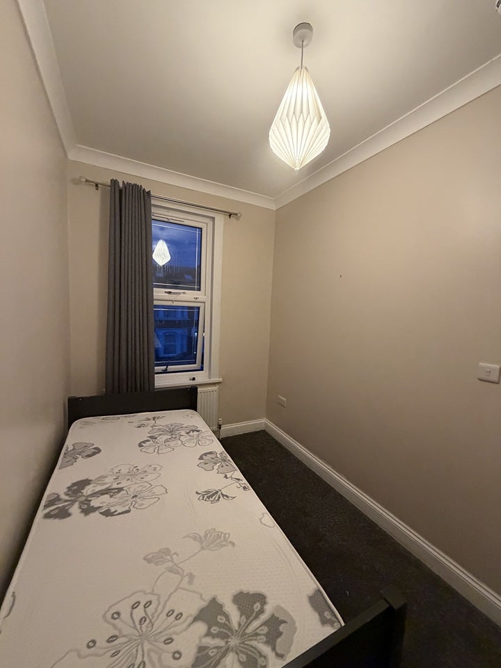 Room Mortlake Road in Greater London