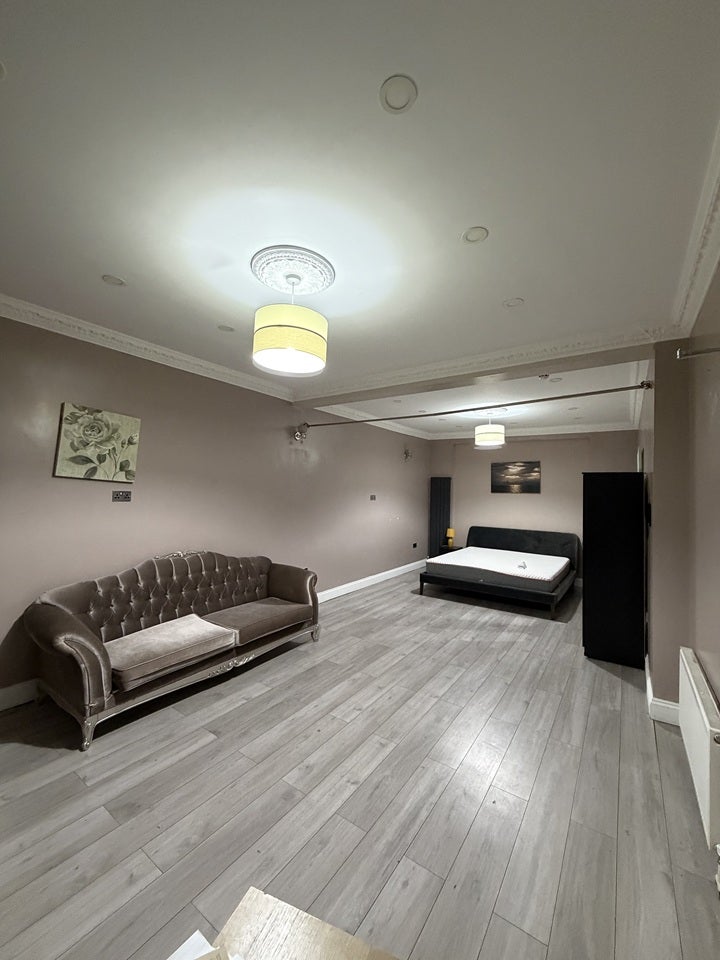 Room Mortlake Road in Greater London