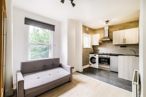Flat Cambridge Park in London Borough of Redbridge