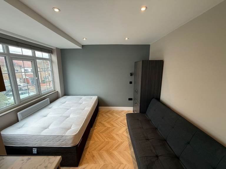 Flat Whitefriars Avenue in Greater London
