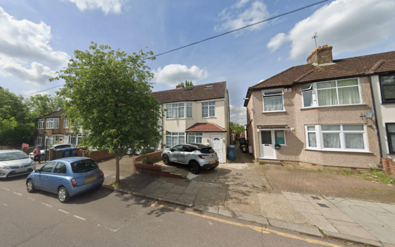 Flat Whitefriars Avenue in Greater London