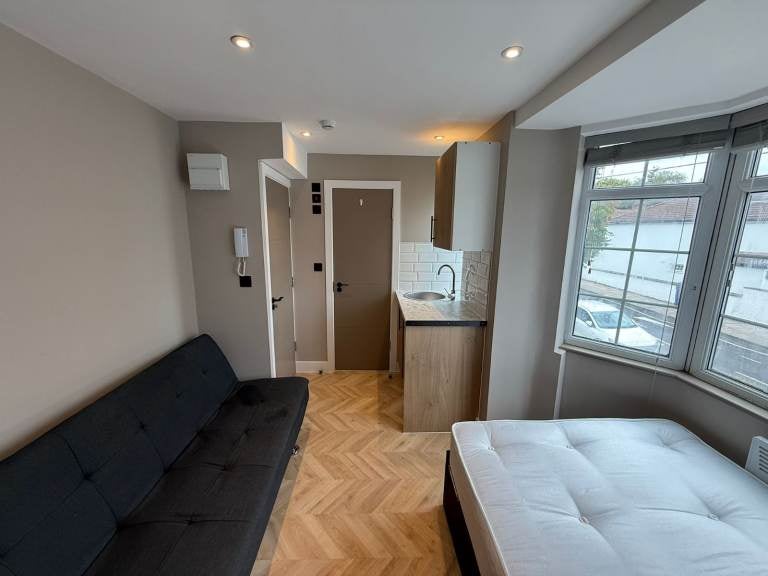 Flat Whitefriars Avenue in Greater London