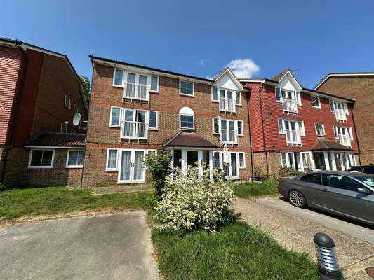 Flat Tuscany Gardens in Crawley